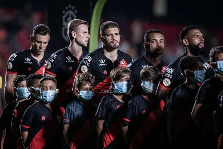 Isabela Azine/AGIF – Jogadores do Atlético-GO em fila para o Hino Nacional