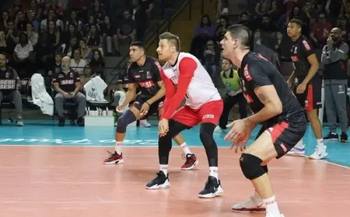 O veterano Murilo (de branco) fez boa partida no jogo 1 da final contra Campinas. Reprodução/Instagram oficial do Sesi-SP Vôlei