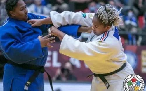 Bia (de azul) contra a francesa Dicko na final do Mundial. Foto: Reprodução/Twitter oficial da CBJ