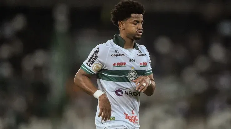 Foto: Thiago Ribeiro/AGIF - Warley: ponta está suspenso e desfalca o Coxa no clássico