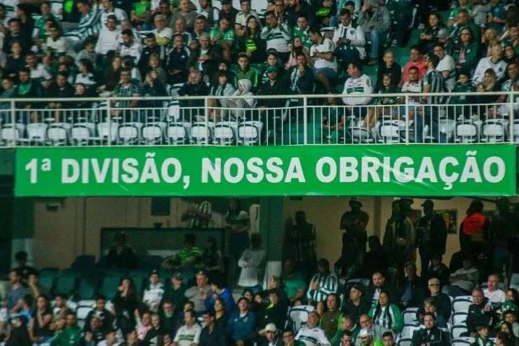 Gabriel Machado/AGIF – Torcida do Coritiba protestanto contra a má fase do time