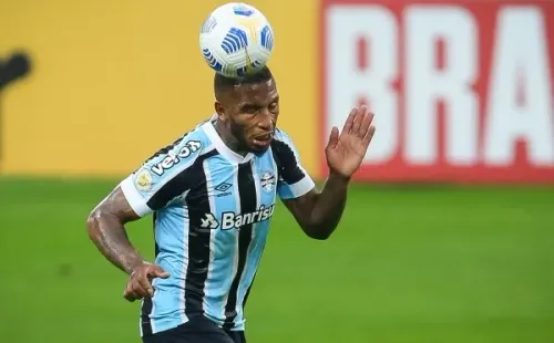 Foto: Pedro H. Tesch/AGIF – Paulo Miranda está emprestado pelo Grêmio para a Chapecoense na Série A