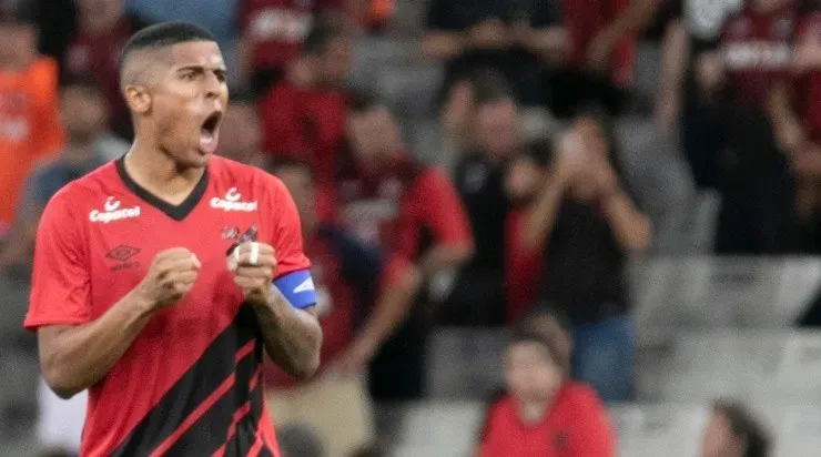 Cleber Yamaguchi/AGIF – Bergson com a camisa do Furacão