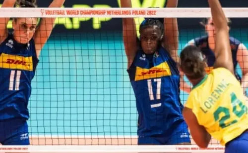 Ataque de Lorenne contra Sylla, da Itália. Foto: FIVB
