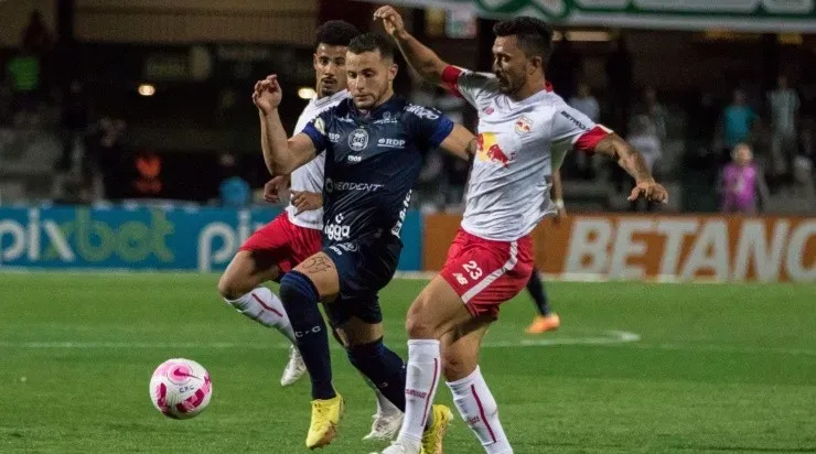 Foto: Robson Mafra/AGIF - O volante vive bom momento com a camisa do Coxa