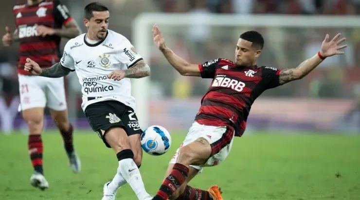 Foto: Jorge Rodrigues/AGIF - João Gomes deu 2 entradas duras em Fagner.