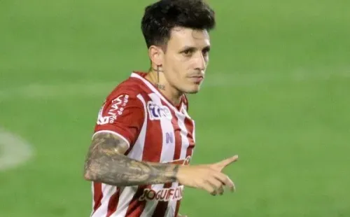 Foto: Marcel Lisboa/AGIF – Jean Carlos dificilmente ficará no Náutico em 2023 e Botafogo era um dos interessados no meia