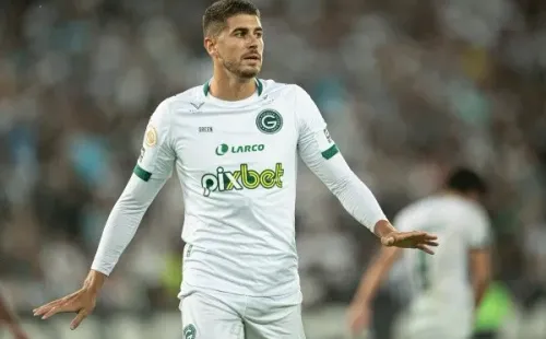 RJ - Rio de Janeiro - 06/06/2022 - BRASILEIRO A 2022, BOTAFOGO X GOIAS - Pedro Raul jogador do Goias comemora seu gol durante partida contra o Botafogo no estadio Engenhao pelo campeonato Brasileiro A 2022. Foto: Jorge Rodrigues/AGIF