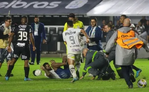 Foto: Fernanda Luz/AGIF – Torcedores do Santos invadiram o gramado contra o Corinthians