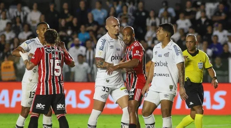 Foto: Fernanda Luz/AGIF - Maicon durante partida contra seu ex-clube.