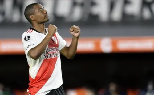 Foto: Fotobairesarg/AGIF – De La Cruz e River teriam tido novidades em relação ao futuro do meia de 25 anos