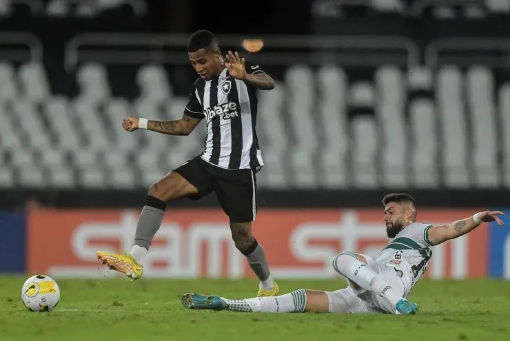 Thiago Ribeiro/AGIF – Tche Tche jogador do Botafogo disputa lance com Fabricio Daniel jogador do Coritiba