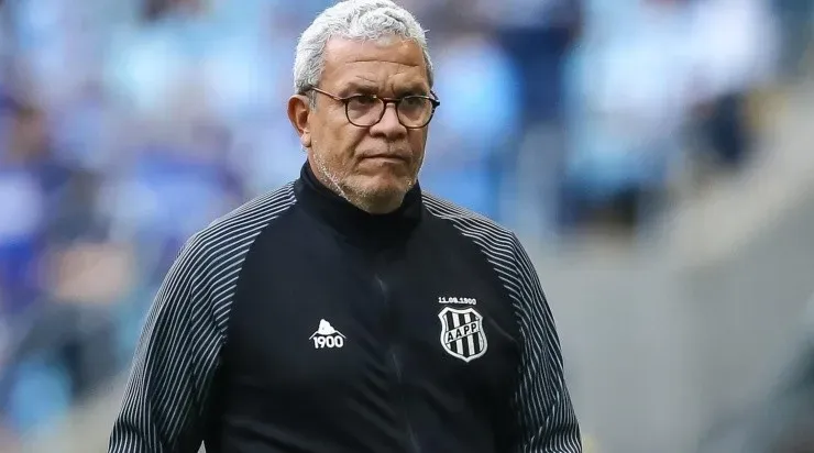 Foto: Pedro H. Tesch/AGIF - Hélio dos Anjos alcançou o objetivo de manter a Macaca na Série B