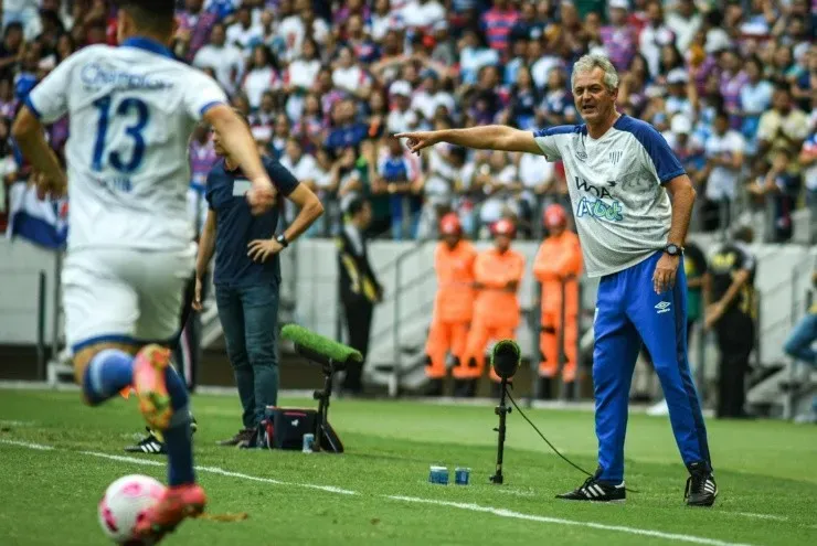 Kely Pereira/AGIF – Lisca orientando seu jogador em partida contra o Fortaleza