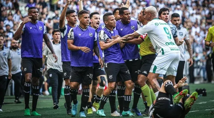 Lucas Emanuel/AGIF – Deyverson e jogadores do Ceará discutindo