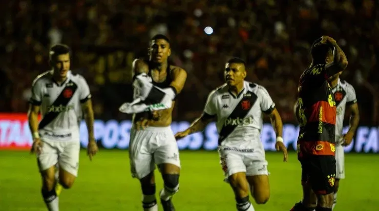 Raniel gez o gol de empate do Vasco diante do Sport, na Ilha do Retiro. Foto:Paulo Sérgio Souza Xavier/AGIF