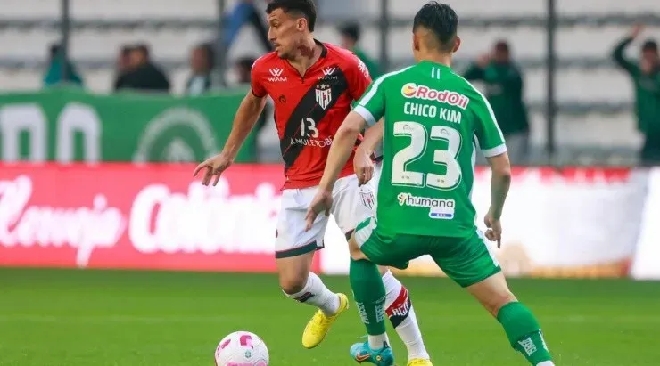 Foto: Luiz Erbes/AGIF - Wellington Rato marcou o único gol do Dragão na partida