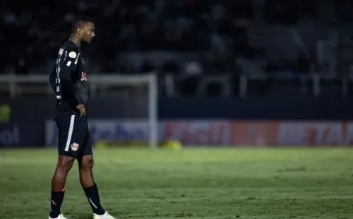 Foto:Diogo Reis/AGIF – Luan Cândido reclamou com a torcida do Bragantino