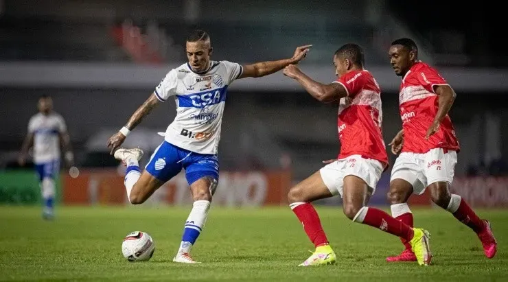 Celio Junior/AGIF -Lucas Barcelos, jogador do CSA, durante partida contra o CRB no estádio Rei Pele pelo campeonato Brasileiro B