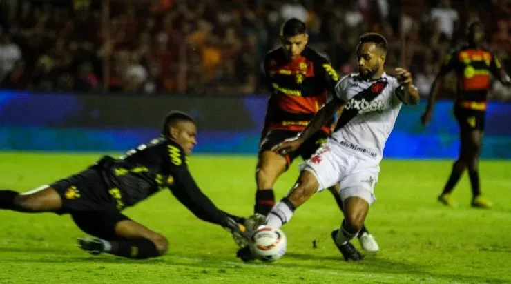 Foto: Paulo Sérgio Souza Xavier/AGIF - Lance da penalidade contra o Sport.