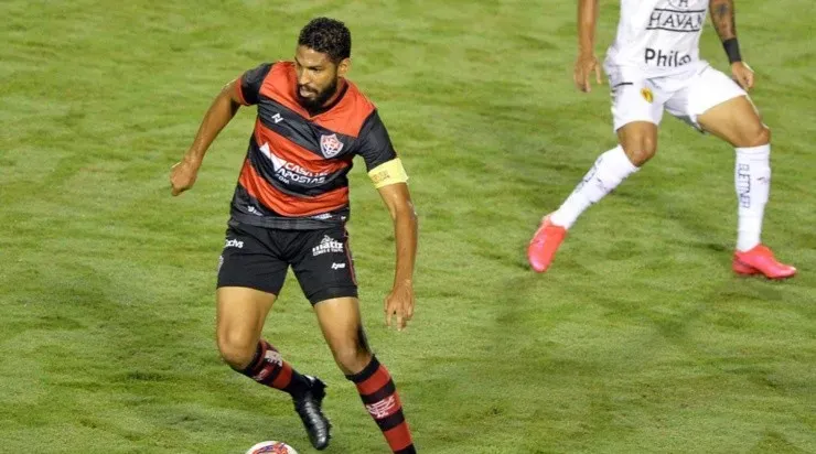 Foto: Walmir Cirne/AGIF - Wallace será rebaixado pelo segundo ano seguido.