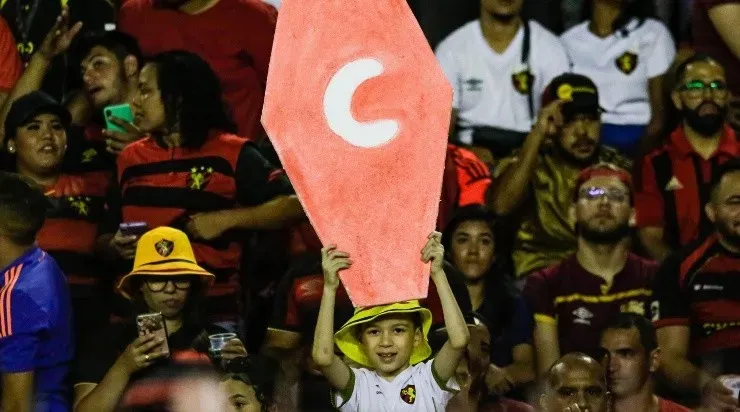 Foto: Rafael Vieira/AGIF - Torcida do Sport fazendo alusão à queda do Náutico.