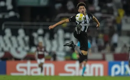 Camisa 34 do Alvinegro chegou na última janela de transferências e rapidamente ganhou a titularidade. Foto: Thiago Ribeiro/AGIF