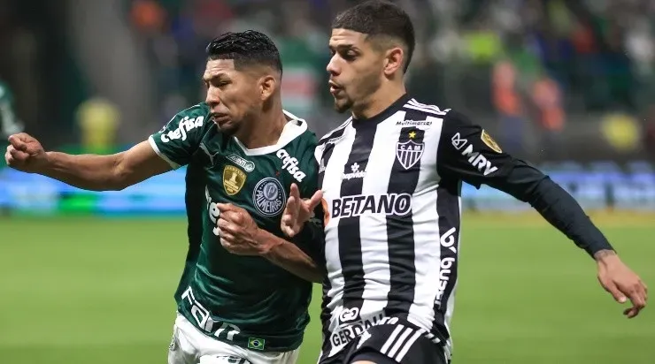 Foto: Marcello Zambrana/AGIF - Rubens disputando espaço com Rony no Allianz Parque.