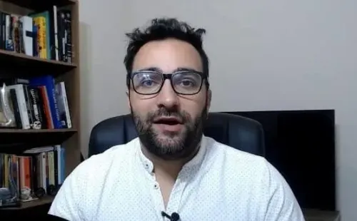 Foto: Reprodução/Youtube - Marco Bello revelou que decisão de permanência ou não de VP pode ser anunciada após o jogo contra o Santos