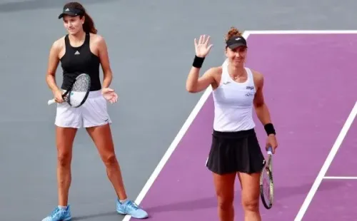 Danilina e Bia após a vitória sobre as tchecas na semi. Reprodução/Twitter oficial do WTA Guadalajara