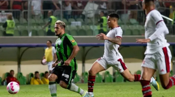 Foto: Fernando Moreno/AGIF - O América Mineiro de Aloísio perdeu para o Flamengo