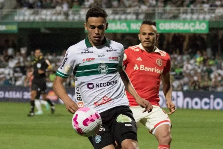 Robson Mafra/ AGIF – Bernard,jogador do Coritiba, disputa lance com Renê, jogador do Internacional