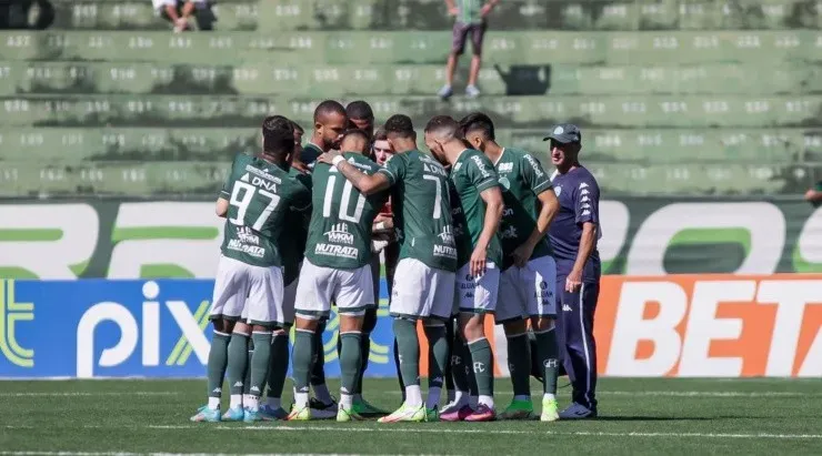 Guilherme Drovas/AGIF – Jogadores do Guarani reunidos antes da partida começar