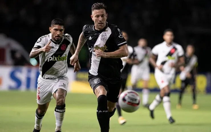 Jorge Rodrigues/AGIF – Fábio Sanches, jogador da Ponte Preta, em disputa pela bola com jogador do Vasco