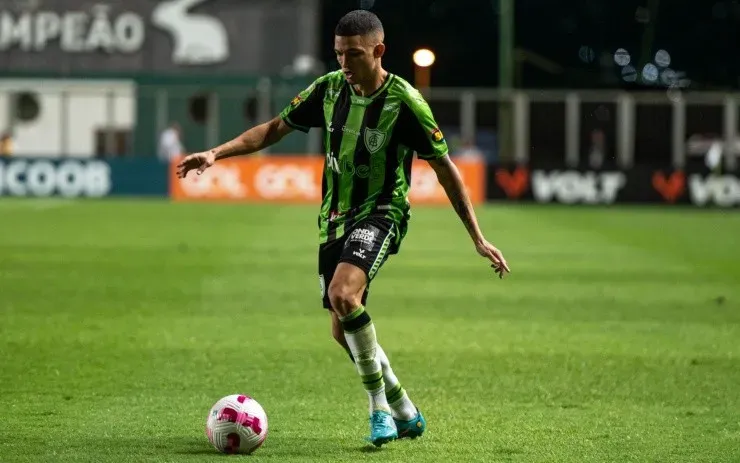 Alessandra Torres/AGIF – Marlon atuando com a camisa do América-MG