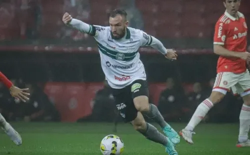 Foto: Maxi Franzoi/AGIF – Willian Farias viajou com a delegação e deve constar no banco contra o Fortaleza