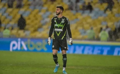 Foto: Thiago Ribeiro/AGIF – César deve ganhar oportunidade no gol do Juventude