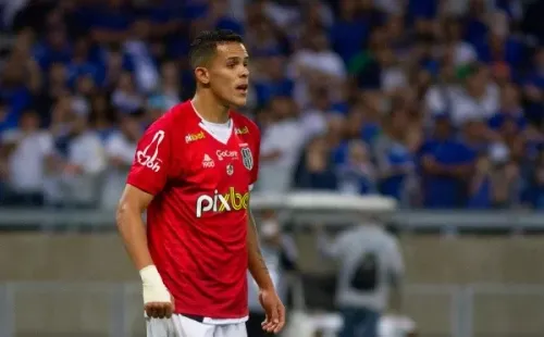 Foto: Fernando Moreno/AGIF – Wallisson, da Ponte Preta, está na mira do Corinthians, mas Flamengo passou à frente nas tratativas