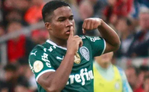 Endrick marcou seus dois primeiros gols como profissional (Foto: Gabriel Machado/AGIF)