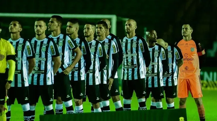 R.Pierre/AGIF – Jogadores do Figueirense enfileirados durante o hino nacional