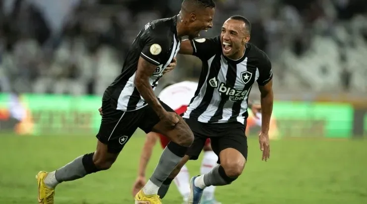 Foto: Jorge Rodrigues/AGIF - Com gol decisivo de Tchê Tchê, o Glorioso venceu por 2 a 1