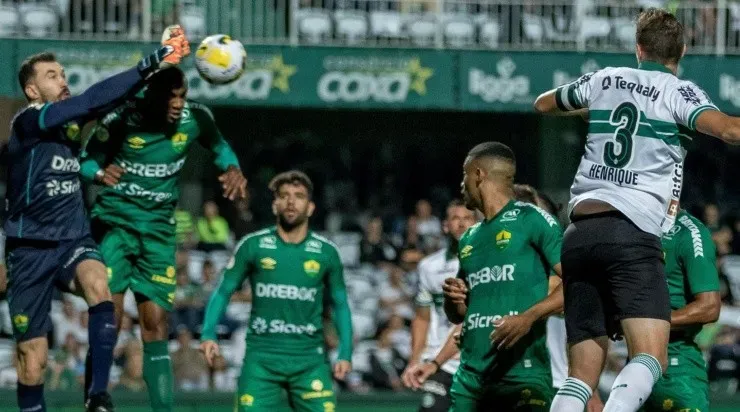 Foto: Robson Mafra/AGIF - Walter em ação contra o Coritiba.