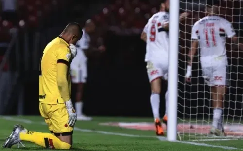 Foto:Ettore Chiereguini/AGIF – Renan desolado após o segundo gol do São Paulo
