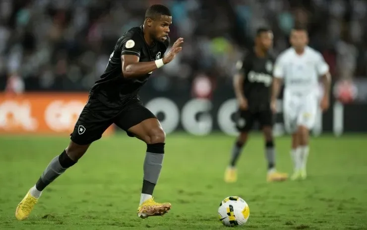 Jorge Rodrigues/AGIF – Junior Santos atuando com a camisa do Botafogo
