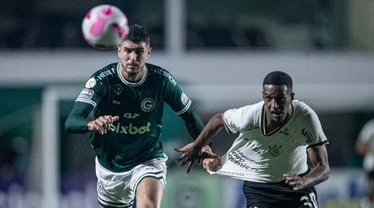Foto: Heber Gomes/AGIF - Robert disputando bola com Pedro Raul.