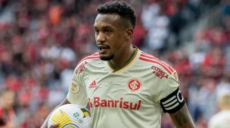 Foto: Robson Mafra/AGIF - Futuro de Edenílson no Inter é incerto