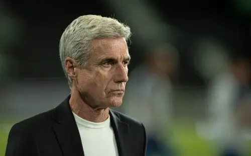 Luis Castro no comando do Botafogo (Foto: Jorge Rodrigues/AGIF)