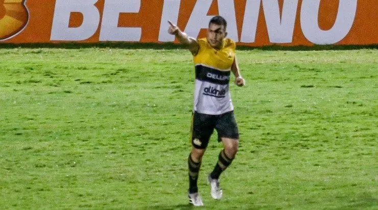 Rafael Vieira/AGIF – Léo Costa, atuando com a camisa do Criciúma, jogador deve ser o primeiro da lista a renovar