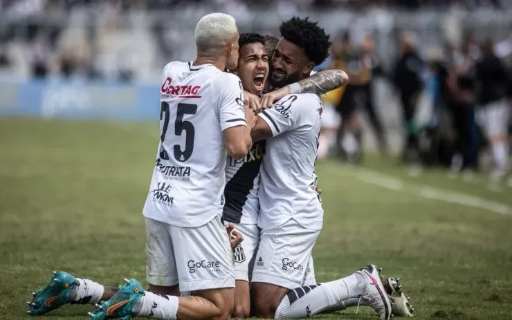 Diogo Reis/AGIF – Jogadores da Ponte Preta celebrando gol