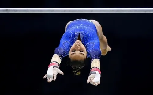 Flavia nas barras: único aparelho em que participou na final. Créditos: Laurence Griffiths/Getty Images